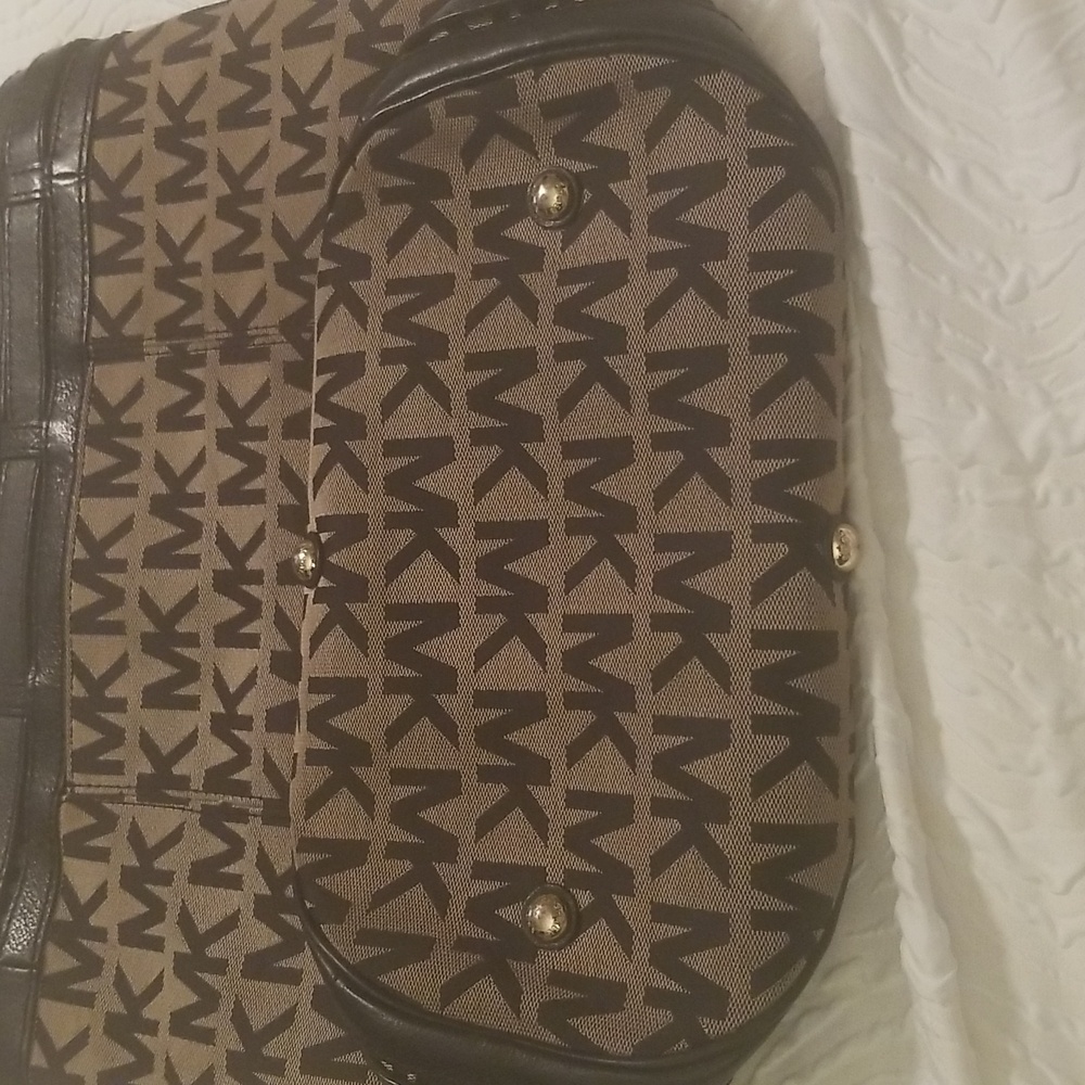 Women's Michael Kors Handbag; Black and Tan; Size 15 1/2x12 with 6" Handles - Picture 6 of 8